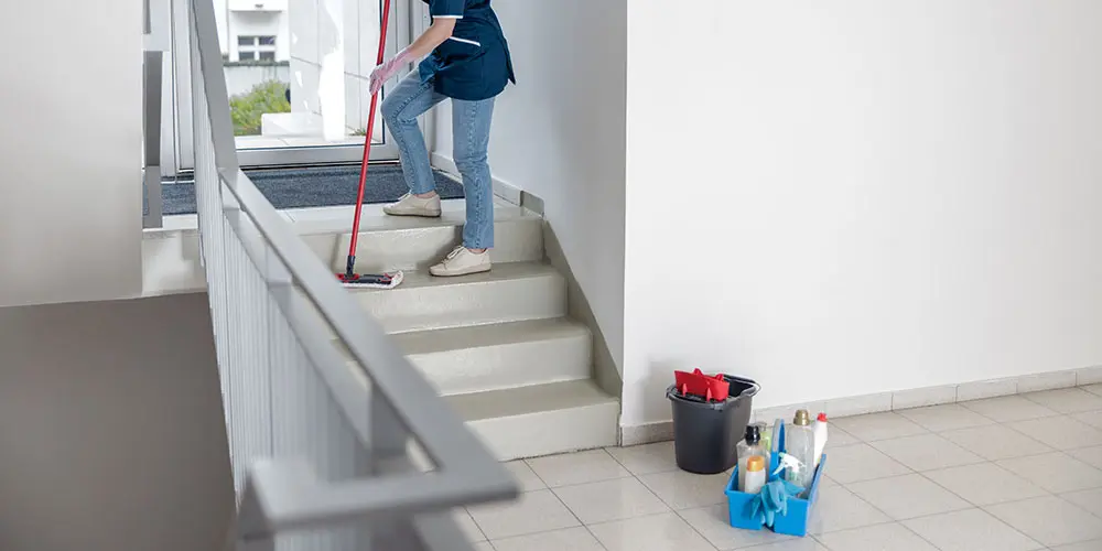 Hausmeisterservice Lichtenfels - Gebäudereinigung - Frau putzt Treppenhaus