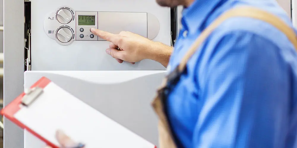 Hausmeisterservice Lichtenfels - Objektmanagement - Mann überprüft Anlage