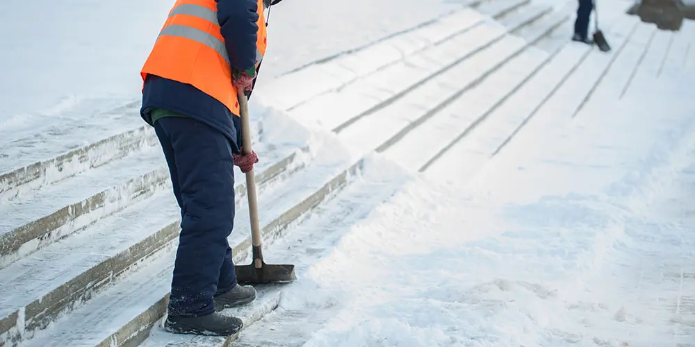 Hausmeisterservice Lichtenfels - Winterdienst - Mann schippt Schnee