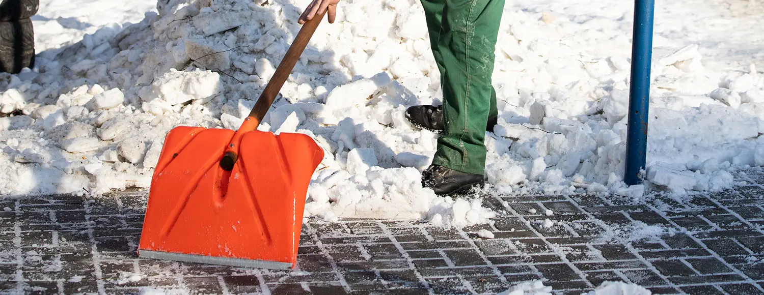 Hausmeisterservice Neustadt bei Coburg - Winterdienst, Mann schippt Schnee