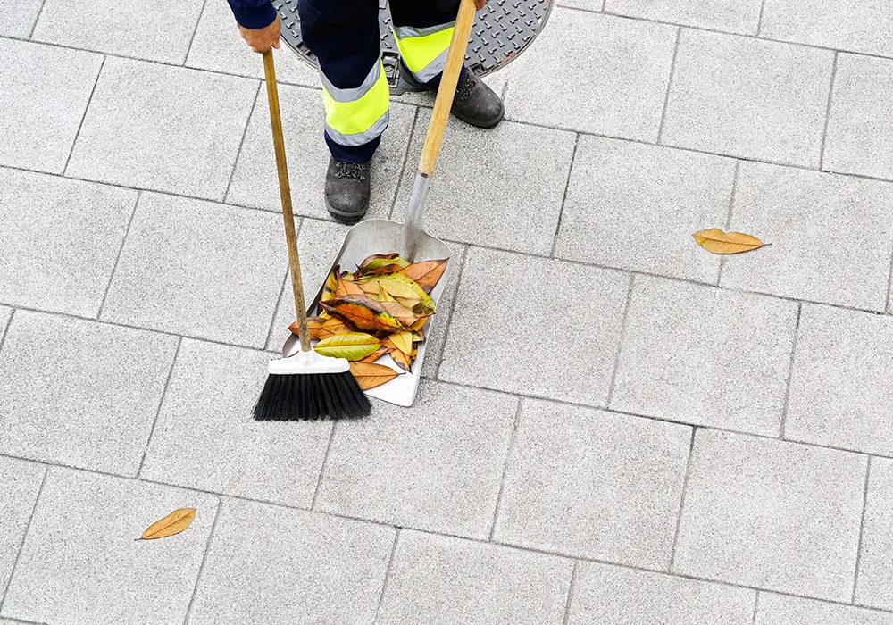 Parkplatzreinigung & Parkplatzpflege in Kronach, Kulmbach, Lichtenfels - Laub entfernen
