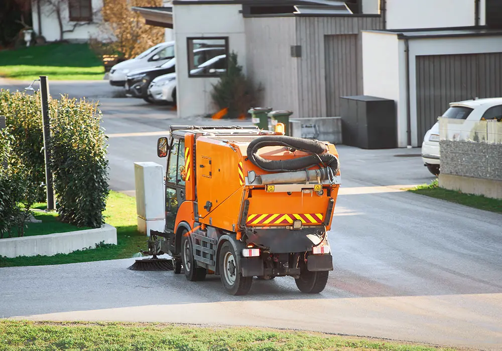Parkplatzreinigung & Parkplatzpflege in Kronach, Kulmbach, Lichtenfels - Kehrmaschine