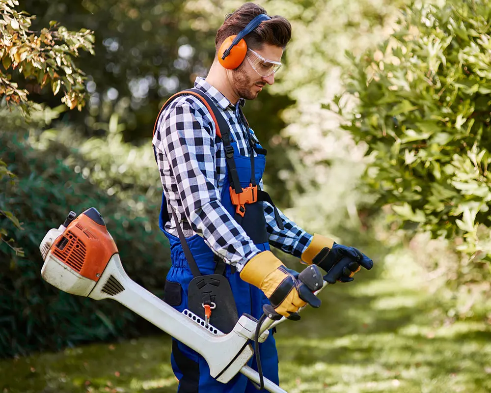 Hausmeisterservice Burgkunstadt und Altenkunstadt: Mann pflegt Garten - Grünanlagenpflege