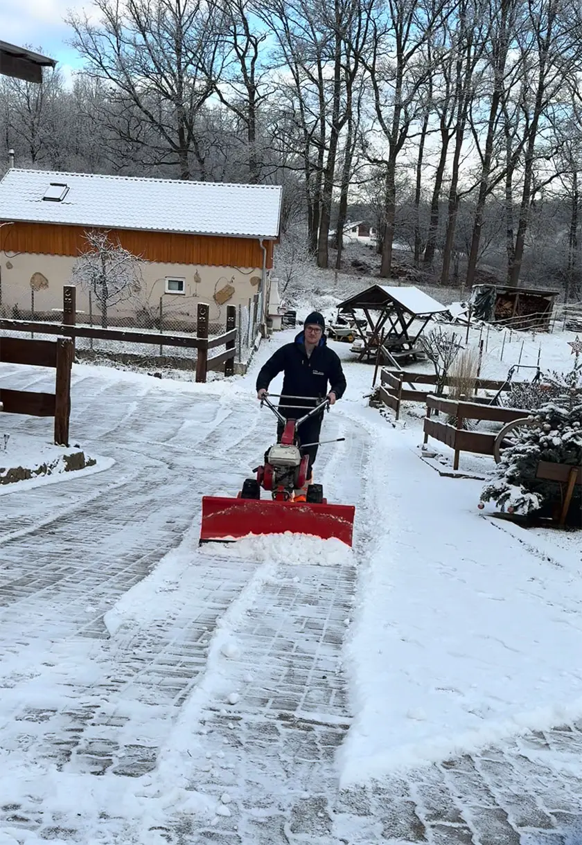 Winterdienst-Ratgeber - Mann räumt Schnee