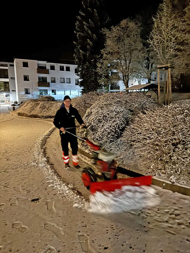 Winterdienst Ratgeber - Schnee schippen in der Dunkelheit