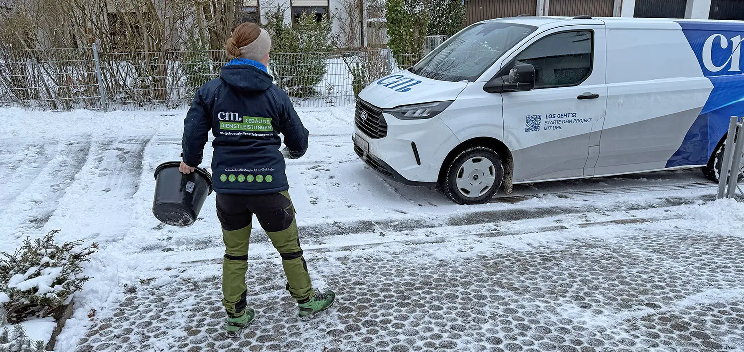 Winterdienst Ratgeber - Frau streut Salz