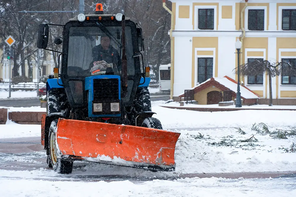 Winterdienst Ratgeber - Traktor räumt Schnee