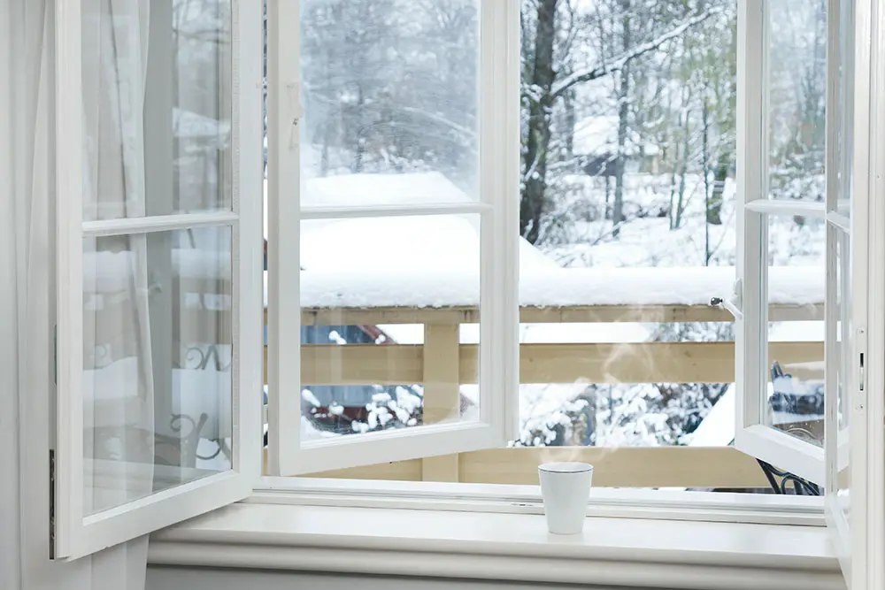 Richtig lüften im Winter - Stoßlüften - Fenster steht weit offen