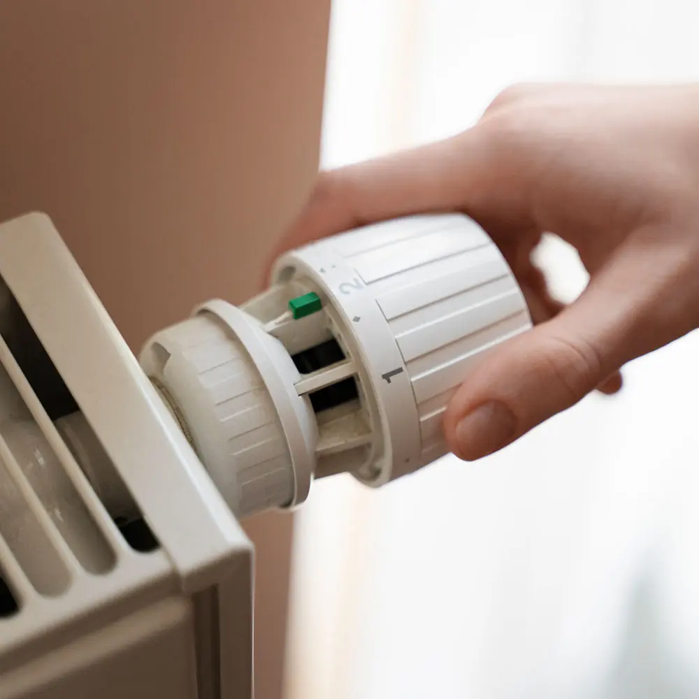 Richtig lüften im Winter - Thermostat wird eingestellt