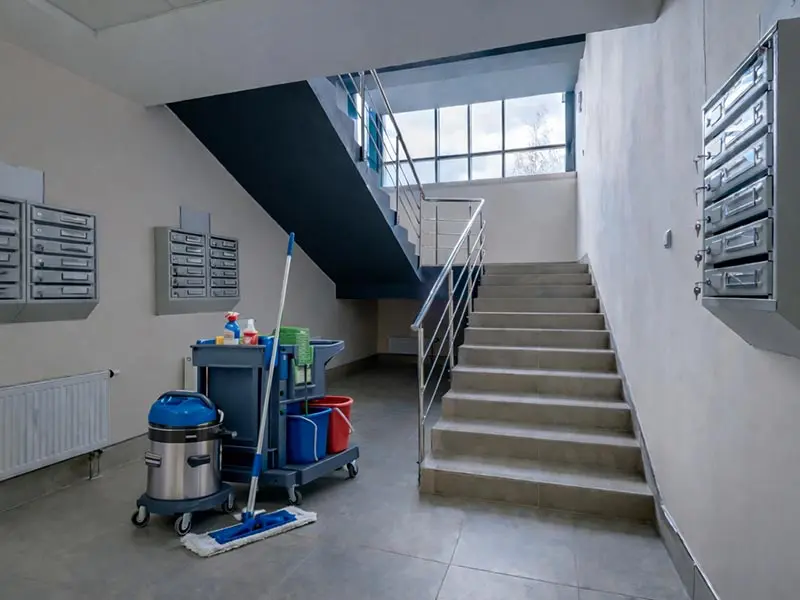 Gebäudereinigung Kronach - Eingang Mehrfamilienhaus Putzwagen