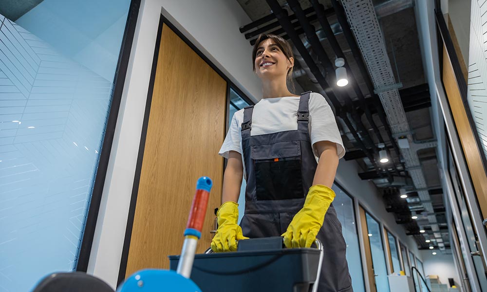 Unterhaltsreinigung Kronach Lichtenfels Kulmbach - Frau reinigt Bürogebäude