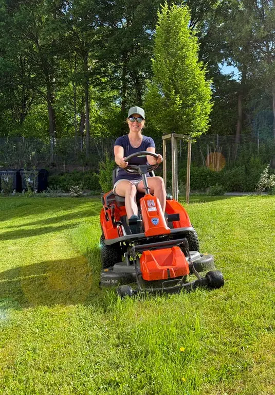 Frau mäht Rasen - Gartenpflege Lichtenfels